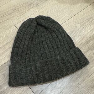 Ribbed Knit Beanie in Gree